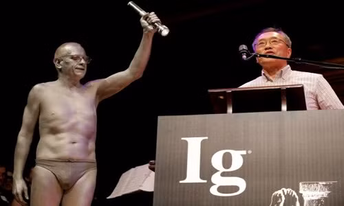 Nhà khoa học Ahmed Shafik (trái) giành giải Nobel Ig với nghiên cứu thiết kế quần ảnh hưởng tới hoạt động tình dục của loài chuột.