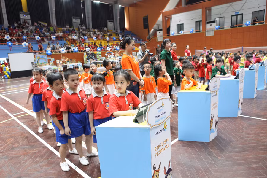Trẻ mầm non tham gia hoạt động giao lưu tiếng Anh với trò chơi phi hành gia.