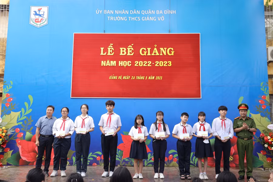 Nhiều học sinh được khen thưởng trong buổi lễ tổng kết năm học 2022 -2023.