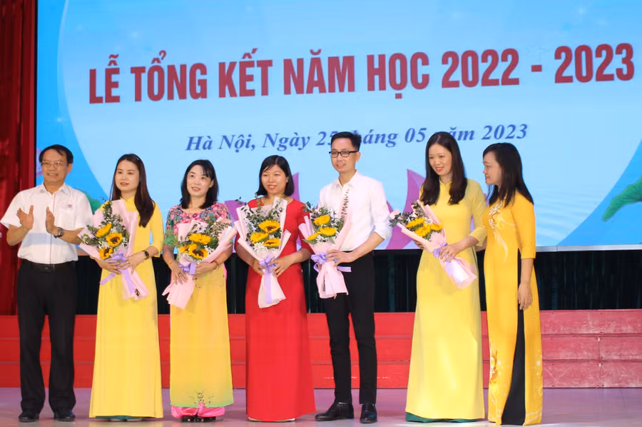 Khen thưởng, động viên thầy cô giáo có thành tích cao trong năm học 2022 -2023.