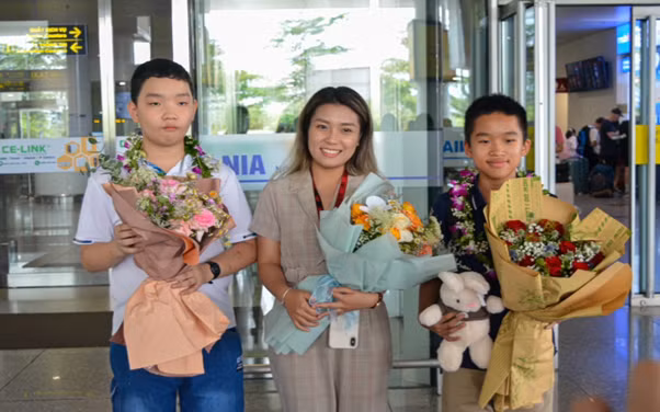 Trần Hoàng Lâm và Đỗ Gia Bảo cùng cô giáo dẫn đoàn Việt Nam sang Singapo dự thi. Trần Hoàng Lâm và Đỗ Gia Bảo cùng cô giáo dẫn đoàn Việt Nam sang Singapo dự thi.