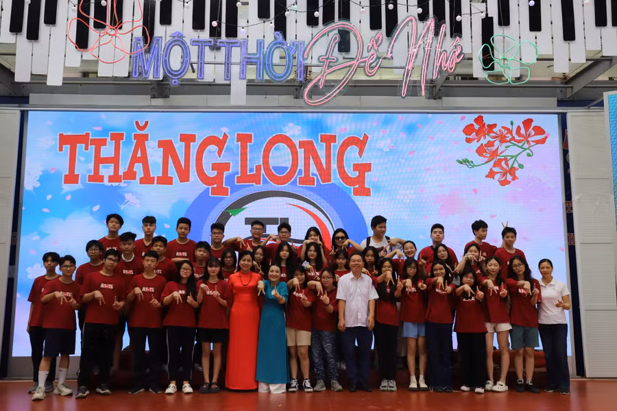 Ban Giám hiệu trường THCS Thăng Long lưu lại hình ảnh với học trò lớp 9.