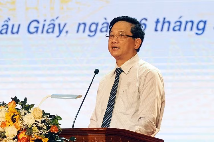 Ông Phạm Xuân Tiến - Phó Giám đốc Sở GD&amp;ĐT Hà Nội phát biểu tại buổi lễ tuyên dương HSG tiêu biểu quận Cầu Giấy.