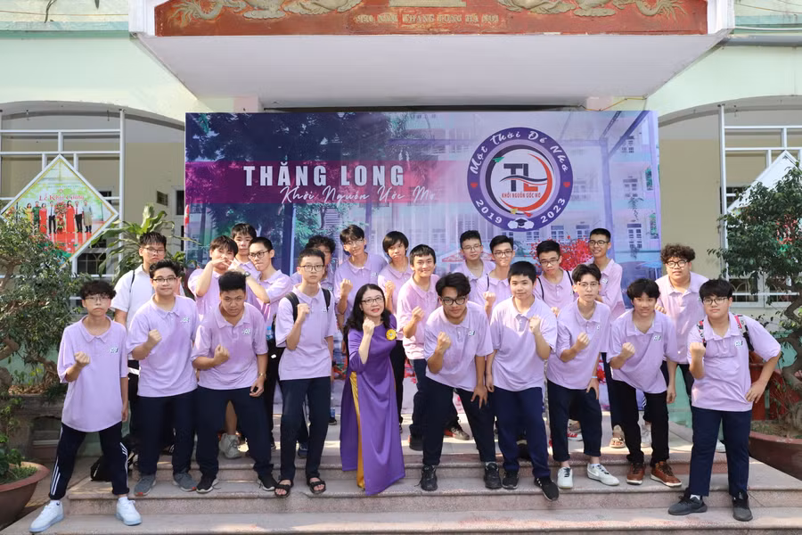 Cô giáo chủ nhiệm và học sinh lớp 9 bày tỏ quyết tâm đạt kết quả cao tại kỳ thi tuyển sinh vào lớp 10 THPT năm học 2023 -2024 tới đây.