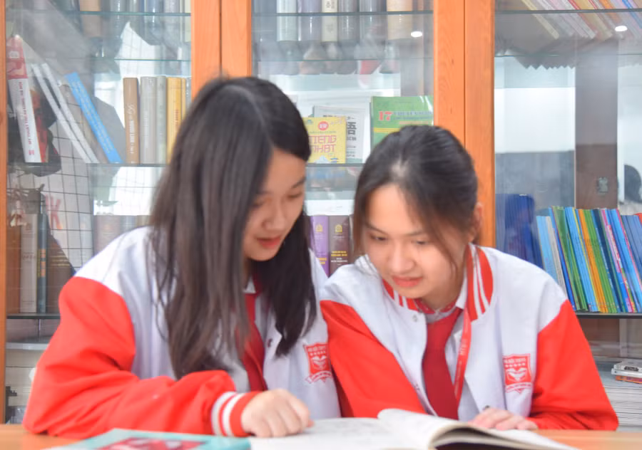 Học sinh lớp 12 trường THPT Hoàng Long ôn tập chuẩn bị cho kỳ thi tốt nghiệp THPT.