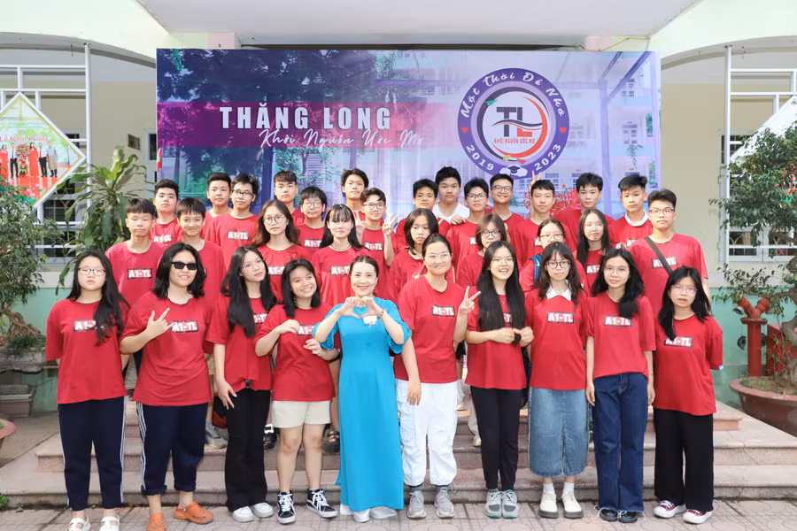 Giáo viên chủ nhiệm các lớp dành thời gian lưu lại những hình ảnh đẹp với học trò trước giờ chia tay mái trường THCS Thăng Long.
