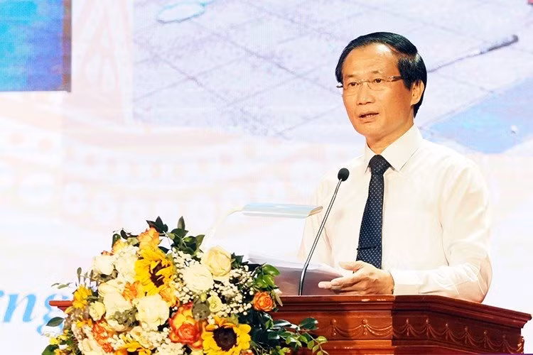 Ông Phạm Ngọc Anh - Trưởng phòng GD&amp;ĐT quận Cầu Giấy báo cáo tại lễ tuyên dương khen thưởng HSG tiêu biểu.