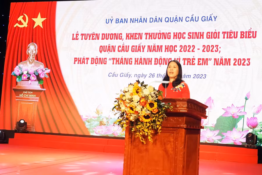 Bí thư Quận ủy Cầu Giấy - Trần Thị Phương Hoa ghi nhận và đánh giá cao những kết quả ngành GD&amp;ĐT quận Cầu Giấy đạt được.