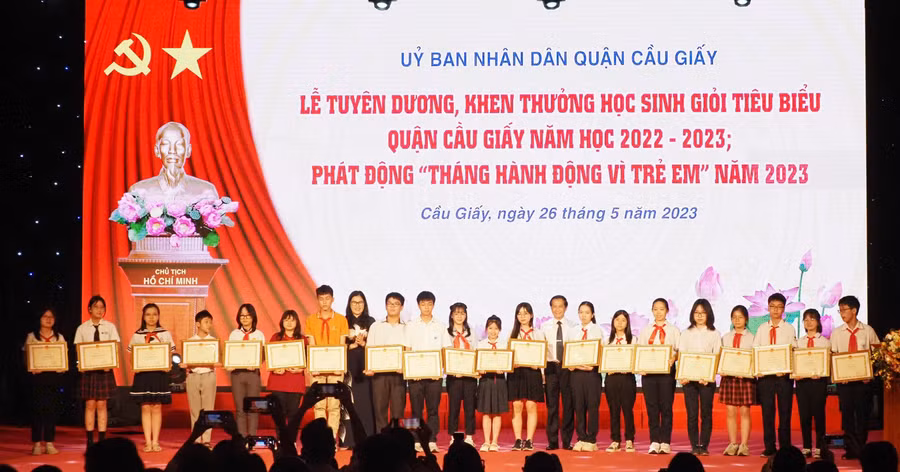 Phó Chủ tịch UBND quận Cầu Giấy - Trịnh Thị Dung và ông Phạm Ngọc Anh - Trưởng phòng GD&amp;ĐT quận Cầu Giấy trao khen thưởng cho HSG.