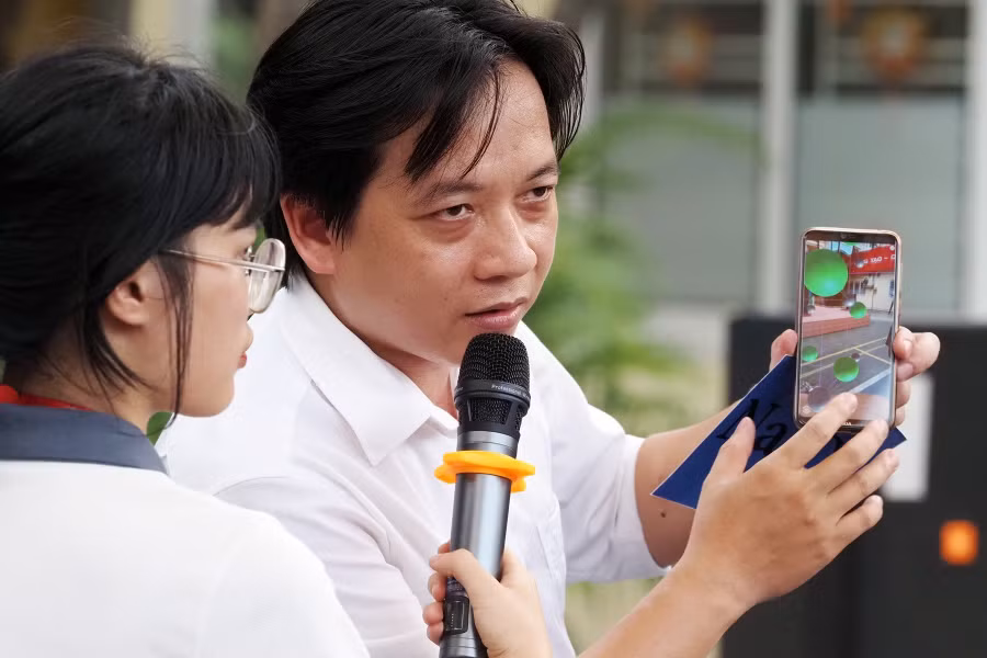 TS. Nguyễn Quốc Huy - giảng viên Khoa Vật lí (Trường Đại học Sư phạm Hà Nội) giao lưu với học sinh tại ngày hội. TS. Nguyễn Quốc Huy - giảng viên Khoa Vật lí (Trường Đại học Sư phạm Hà Nội) giao lưu với học sinh tại ngày hội.