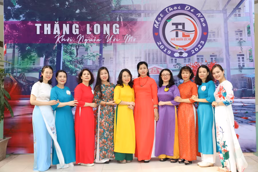 NGƯT Nguyễn Thanh Hà - Hiệu trưởng trường THCS Thăng Long (thứ 5 từ phải sang trái) cùng đồng nghiệp dự và động viên học sinh lớp 9 trong buổi lễ chia tay.