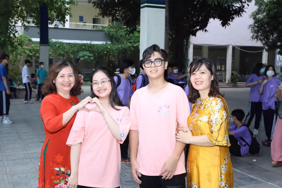 Cô trò cùng nhau lưu lại những hình ảnh đẹp trong buổi lễ chia tay học sinh lớp 9.