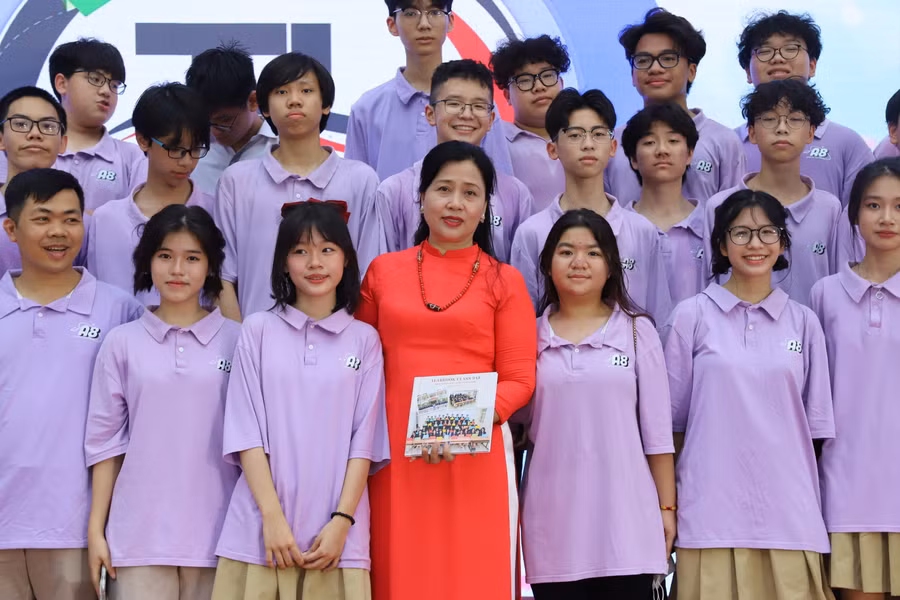 Học sinh lớp 9 chuẩn bị những phần quà nhỏ ý nghĩa gửi tới cô Hiệu trưởng với thông điệp quyết tâm ôn thi tốt tại kỳ thi tuyển sinh vào lớp 10 THPT năm học 2023 -2024.