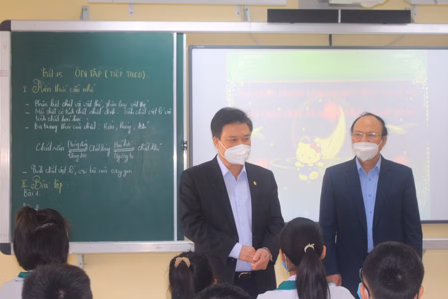 Thứ trưởng Nguyễn Hữu Độ (bên trái) và Phó Giám đốc Sở GD&amp;ĐT Bắc Ninh Trịnh Khôi dự giờ tại Trường THCS Thị trấn Thứa.