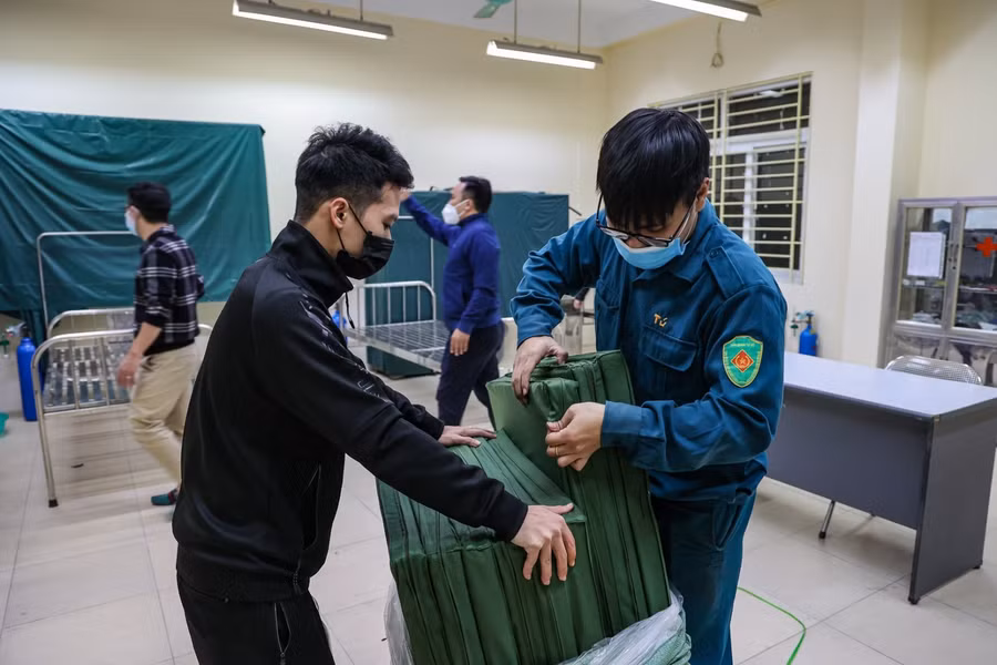 Dự kiến từ tối 14/12, Trạm y tế lưu động tại địa chỉ số 9 phố Hai Bà Trưng (phường Tràng Tiền, quận Hoàn Kiếm) đi vào hoạt động, có khả năng thu dung, điều trị cho 200 bệnh nhân (Ảnh Thế Đại).