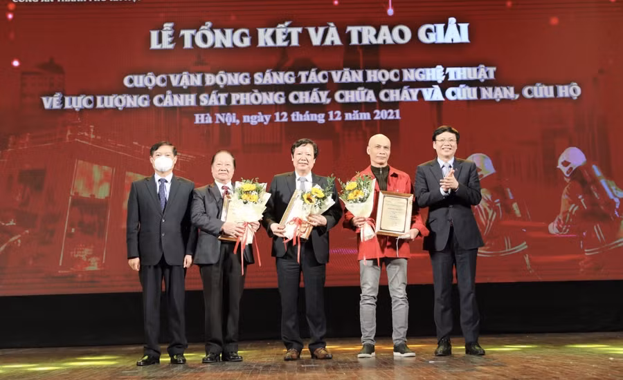 Ban tổ chức trao giải Nhất cho các tác giả.