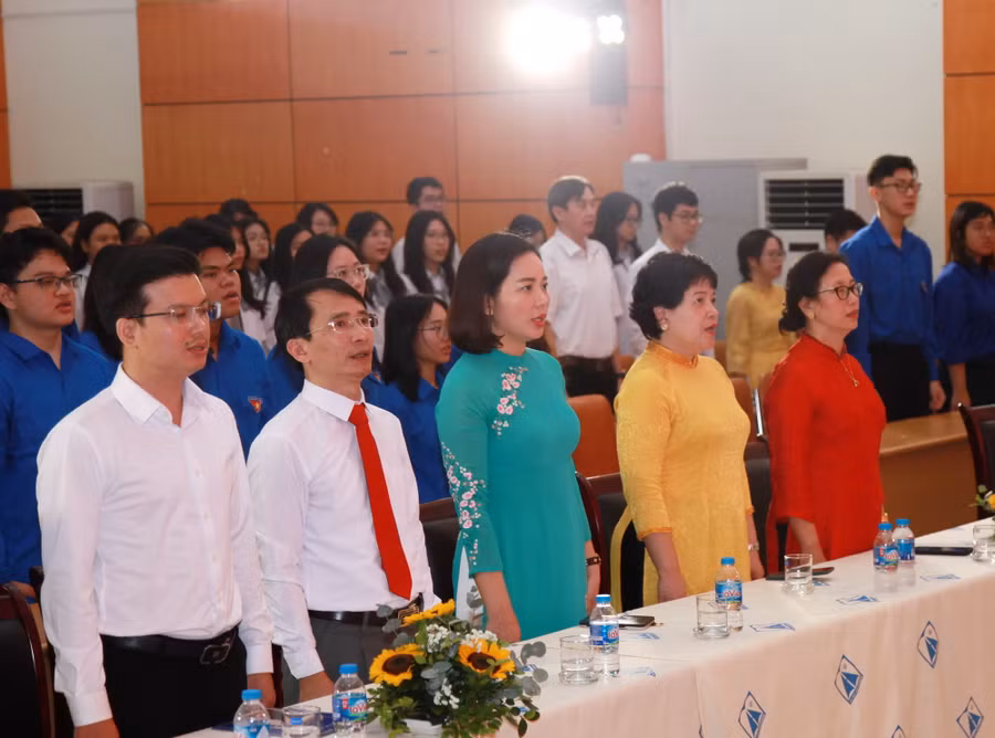 Các đại biểu dự lễ kết nạp Đảng.