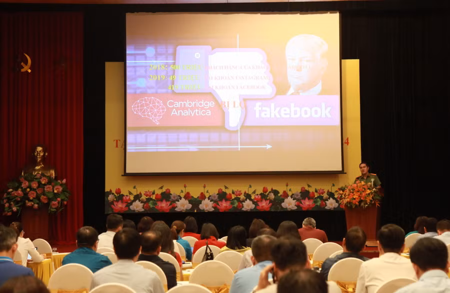 Báo cáo viên trình bày tại hội nghị.