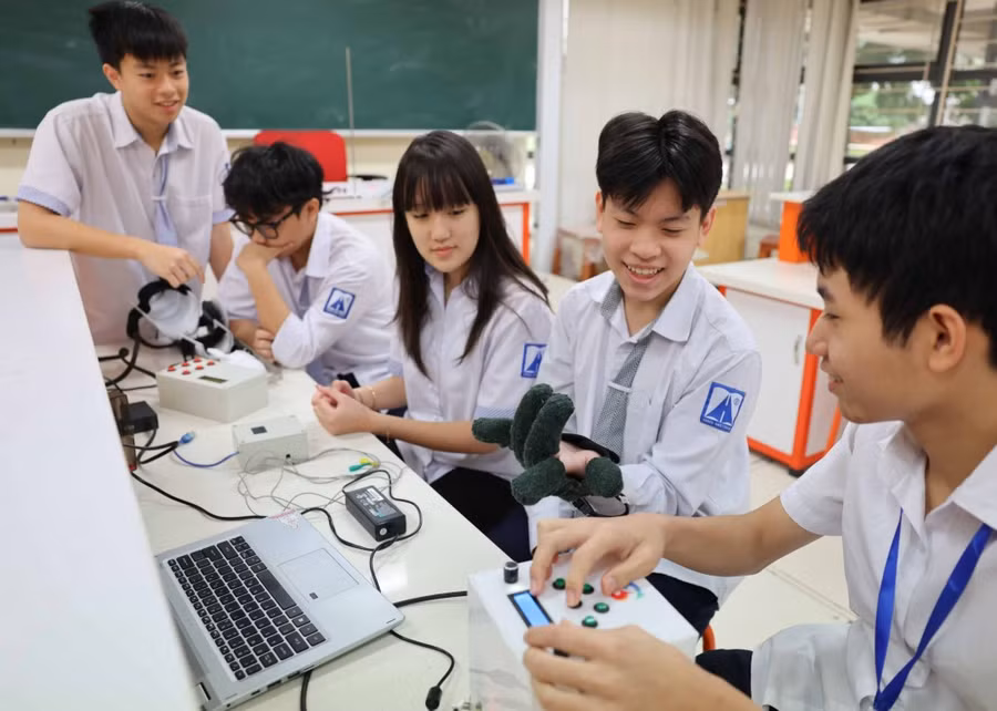 Nhóm học sinh trong thời gian thực hiện dự án.