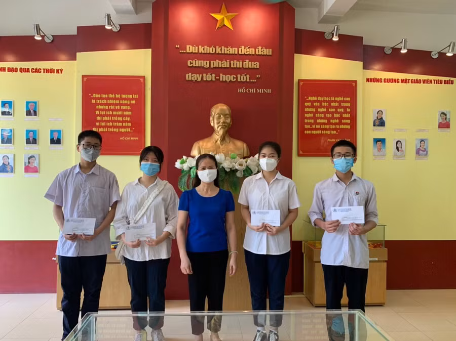Trường THCS Trần Phú khen thưởng cho những học sinh đạt thành tích cao trong kỳ thi tuyển sinh vào lớp 10 năm học 2021 - 2022.