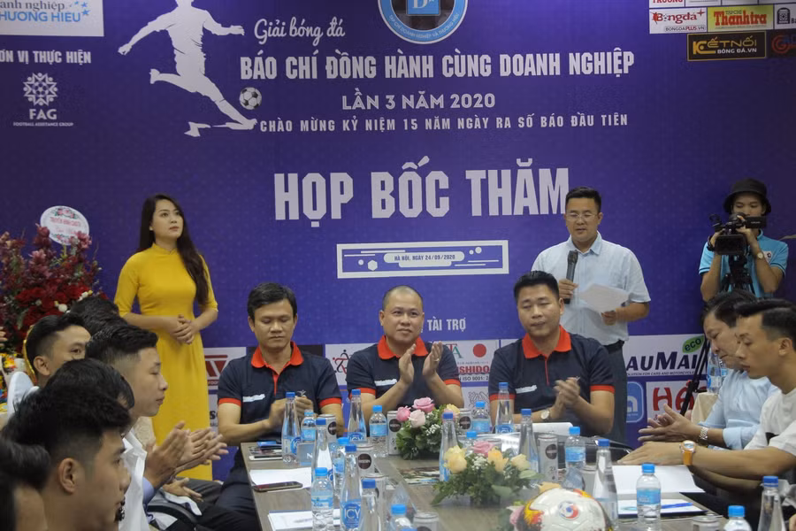 Quang cảnh lễ bốc thăm giải bóng.