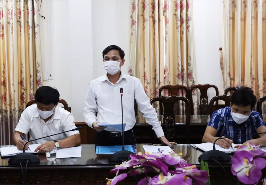 Trưởng phòng GD&amp;ĐT huyện Quế Võ phát biểu ý kiến.