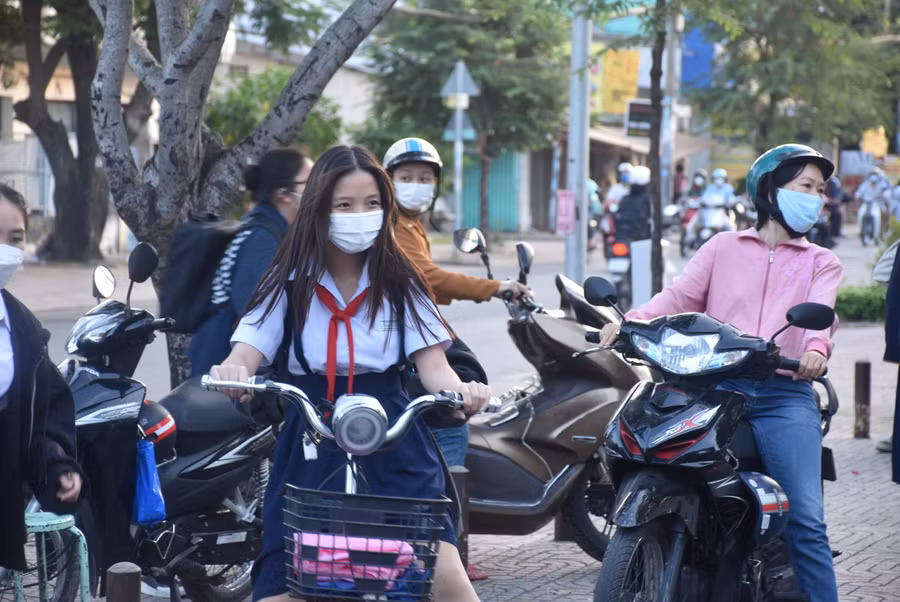 Học sinh THCS tự đi xe tới trường sáng nay.