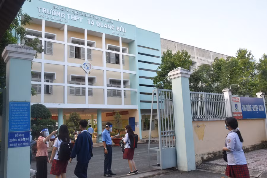 Học sinh Trường THPT Tạ Quang Bửu, TPHCM đến trường sáng nay.
