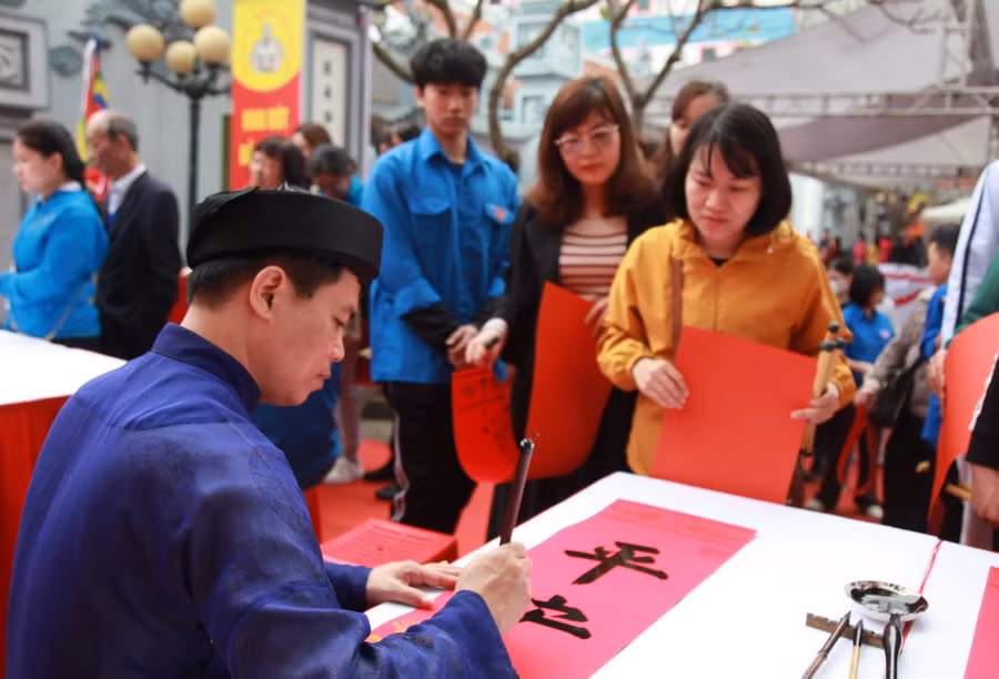 Khai bút đầu Xuân là nét đẹp của văn hóa dân tộc. Khai bút đầu Xuân là nét đẹp của văn hóa dân tộc.
