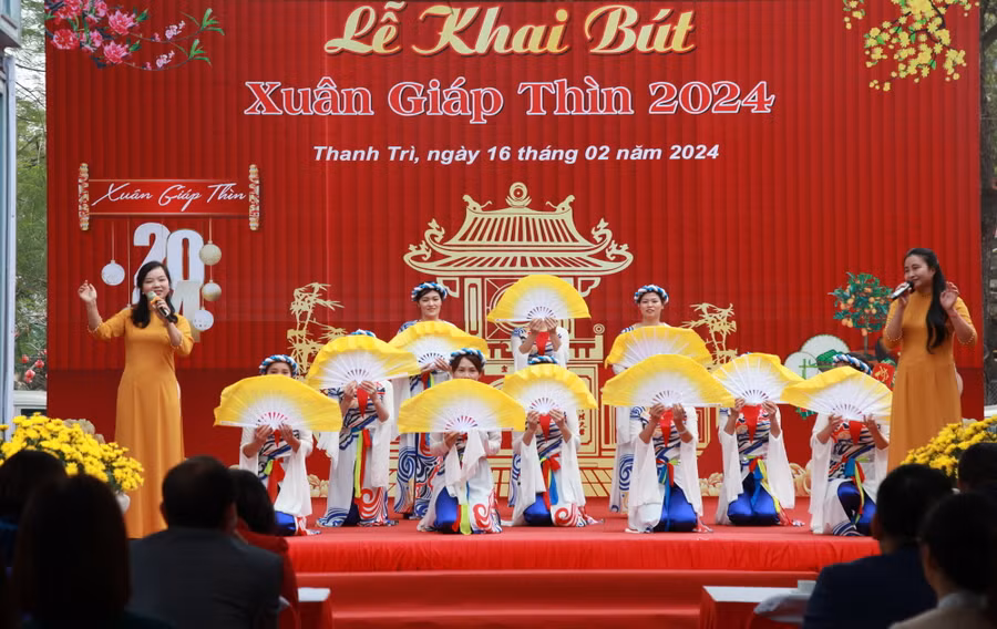 Văn nghệ chào mừng buổi lễ. Văn nghệ chào mừng buổi lễ.