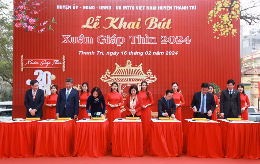 Các đại biểu thực hiện nghi thức khai bút đầu xuân. Các đại biểu thực hiện nghi thức khai bút đầu xuân.