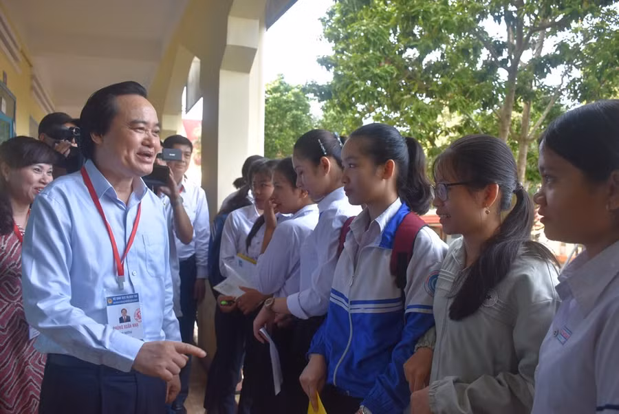 Bộ trưởng Bộ GD&ĐT Phùng Xuân Nhạ dẫn đầu đoàn công tác đến thăm hỏi, động viên tinh thần thí sinh