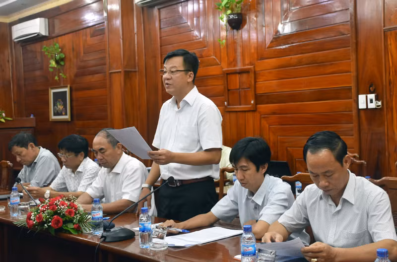 Ông Lý Thanh Tâm - Phó giám đốc phụ trách Sở GD&ĐT Bình Phước báo cáo công tác chuẩn bị thi với đoàn công tác.