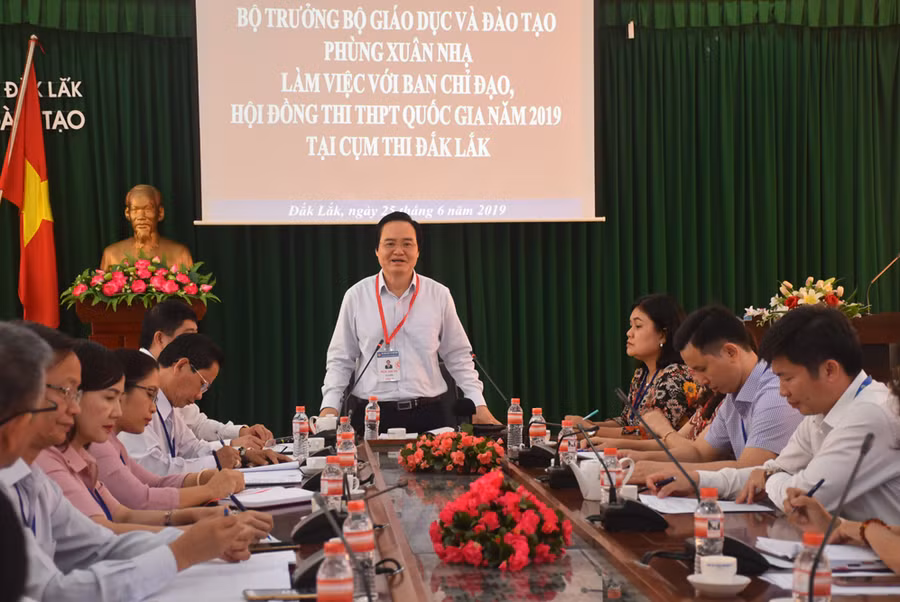 Bộ trưởng Phùng Xuân Nhạ phát biểu tại buổi làm việc với Ban chỉ đạo thi THPT quốc gia 2019 tỉnh Đắk Lắk Bộ trưởng Phùng Xuân Nhạ phát biểu tại buổi làm việc với Ban chỉ đạo thi THPT quốc gia 2019 tỉnh Đắk Lắk