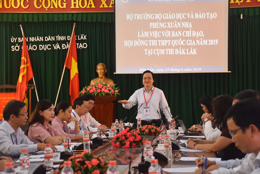 Bộ trưởng Bộ GD&ĐT Phùng Xuân Nhạ phát biểu tại buổi làm việc 