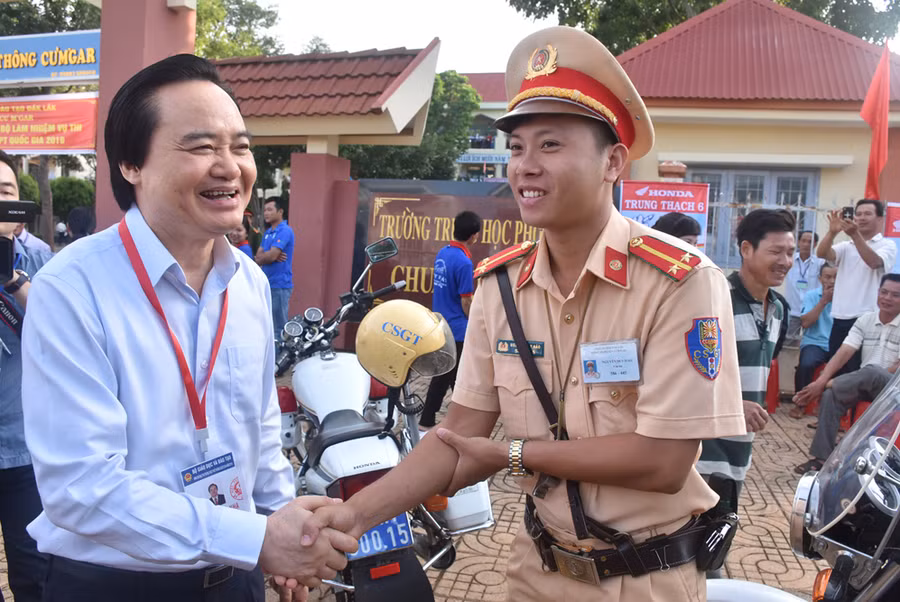 Bộ trưởng Phùng Xuân Nhạ trò chuyện với các chiến sĩ công an làm nhiệm vụ