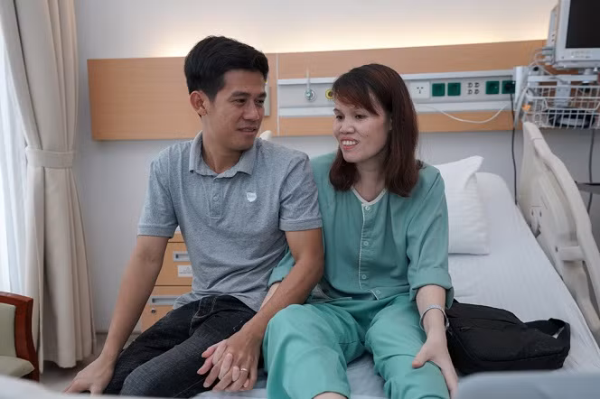 Nụ cười rạng rỡ của vợ chồng chị Vi Thị Tân trong ngày ra viện Nụ cười rạng rỡ của vợ chồng chị Vi Thị Tân trong ngày ra viện