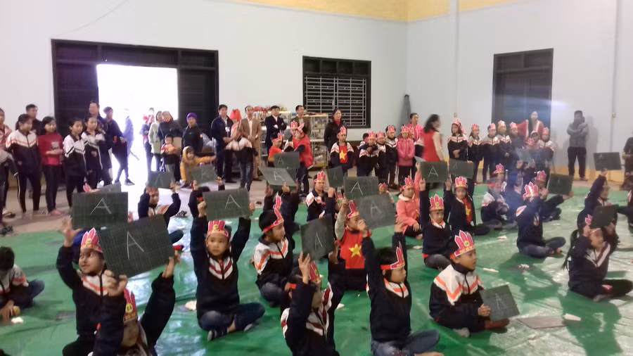 Các em hào hứng với phần thi “Rung chuông vàng”