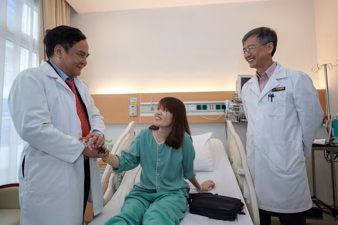 GS Bùi Đức Phú thăm hỏi bệnh nhân Vi Thị Tân trong ngày ra viện GS Bùi Đức Phú thăm hỏi bệnh nhân Vi Thị Tân trong ngày ra viện