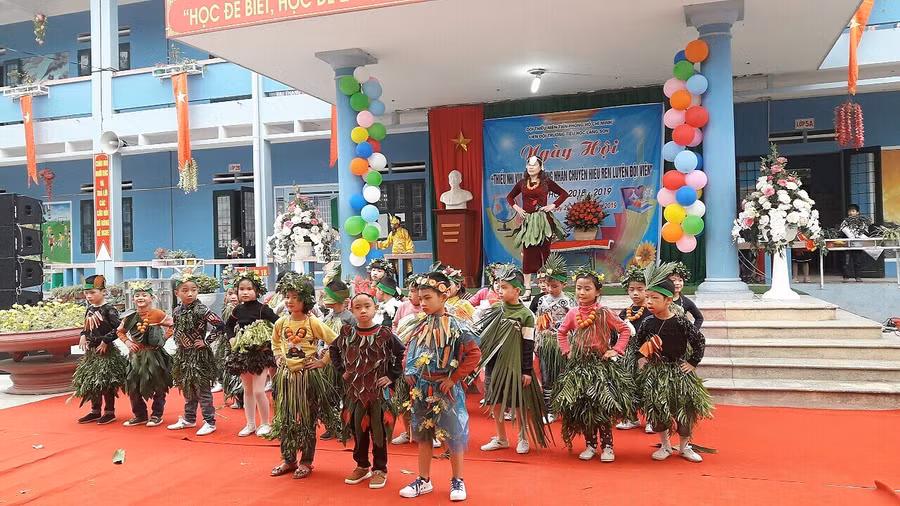 Phần trình diễn hoá trang của cô trò Lớp 1C