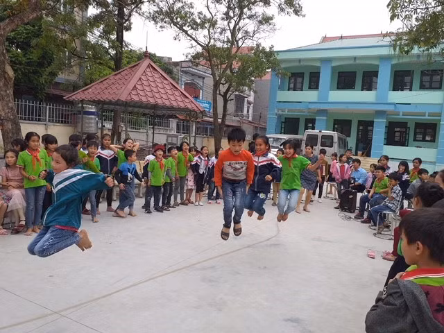 Học sinh rất nhiệt tình tham gia chơi trong tiếng reo hò cổ vũ của các bạn.