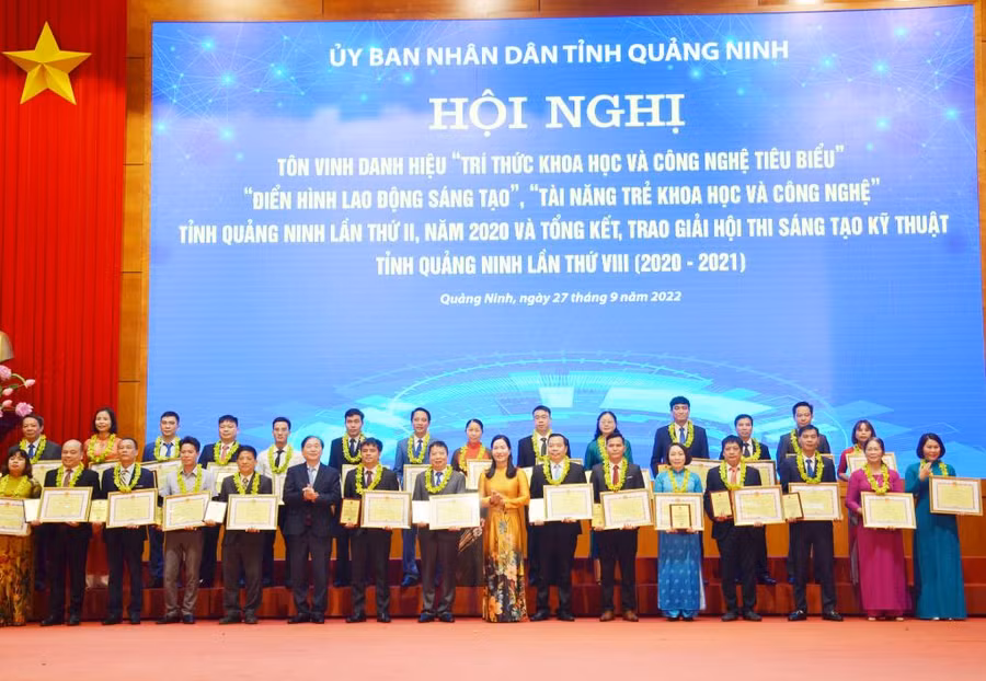 Đội ngũ trí thức khoa học và công nghệ tiêu biểu tỉnh Quảng Ninh được tôn vinh tại hội nghị.