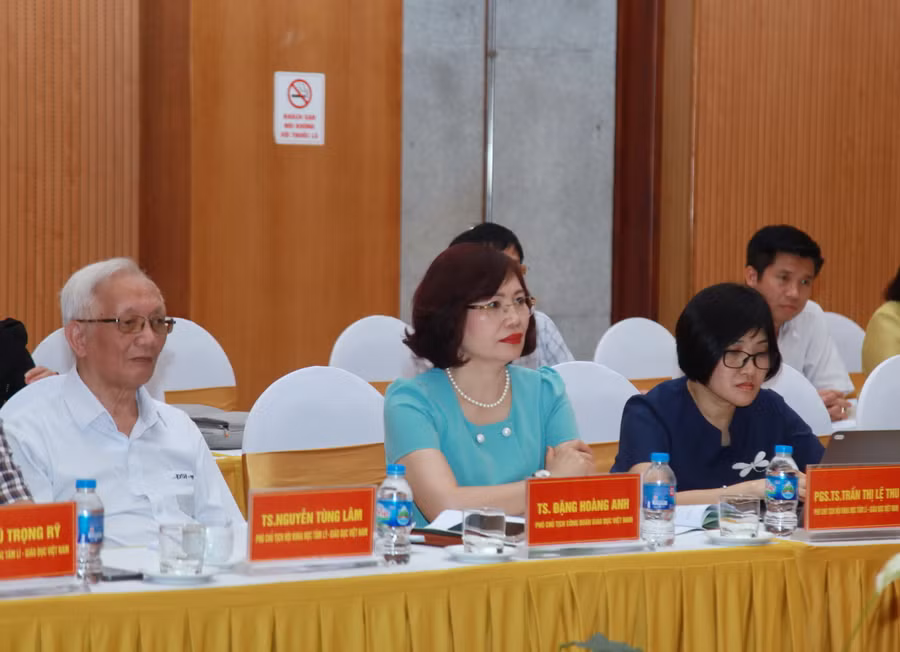 Các đại biểu dự hội thảo. Các đại biểu dự hội thảo.