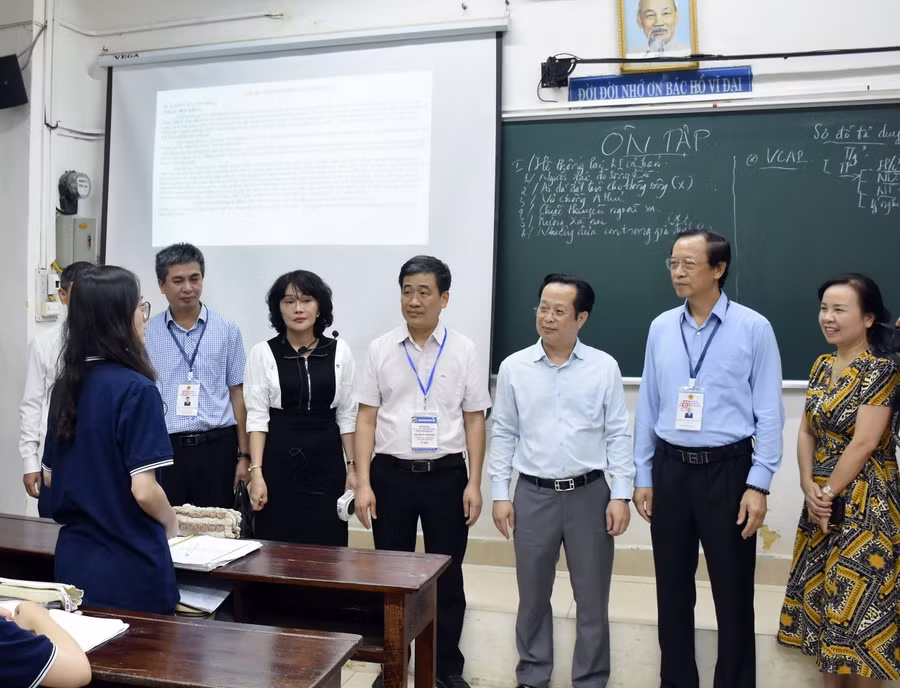 Thứ trưởng Phạm Ngọc Thưởng trò chuyện, động viên học sinh Trường THPT Trần Phú trước kỳ thi.