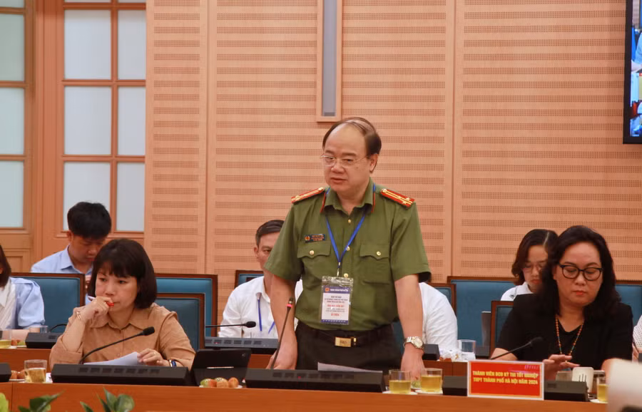Đại diện Công an Thành phố Hà Nội báo cáo về công tác đảm bảo an ninh, an toàn cho kỳ thi.