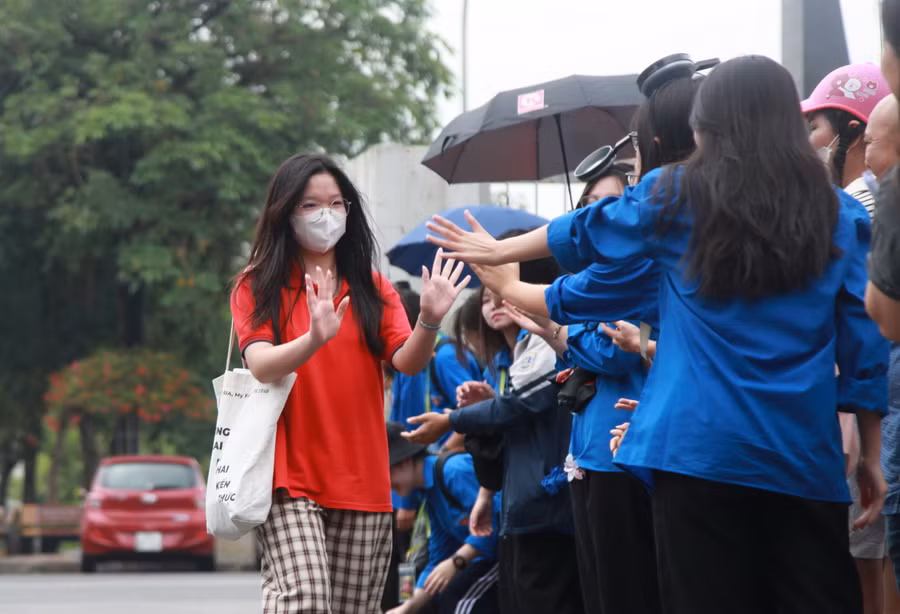 Tại điểm thi trường THPT chuyên Nguyễn Huệ từ 10h30, các thí sinh bắt đầu rời khỏi phòng thi trong tiếng vỗ tay cổ vũ của các tình nguyện viên. Tại điểm thi trường THPT chuyên Nguyễn Huệ từ 10h30, các thí sinh bắt đầu rời khỏi phòng thi trong tiếng vỗ tay cổ vũ của các tình nguyện viên.