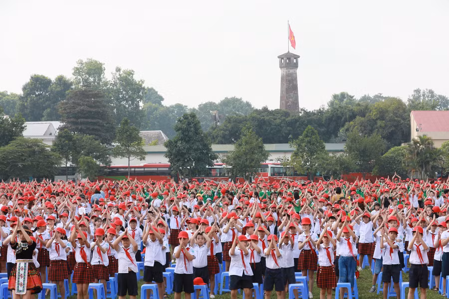 Học sinh, sinh viên với màn đồng diễn điệu nhảy hưởng ứng rửa tay với xà phòng. Học sinh, sinh viên với màn đồng diễn điệu nhảy hưởng ứng rửa tay với xà phòng.