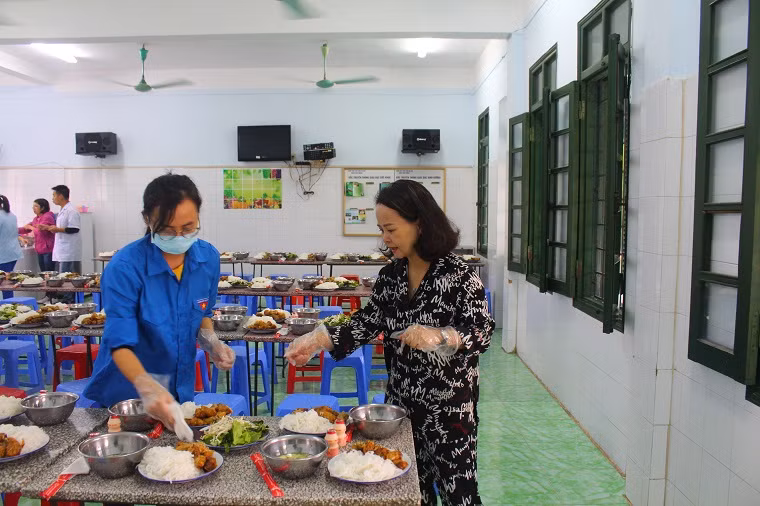 Chị Nguyễn Thị Phương Thảo (bên phải) - Bí thư Đoàn thanh niên BVTT Hà Nội. Chị Nguyễn Thị Phương Thảo (bên phải) - Bí thư Đoàn thanh niên BVTT Hà Nội.