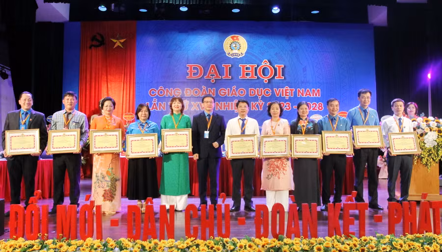 Ông Nguyễn Ngọc Ân trao bằng khen của Công đoàn Giáo dục Việt Nam cho các tập thể.