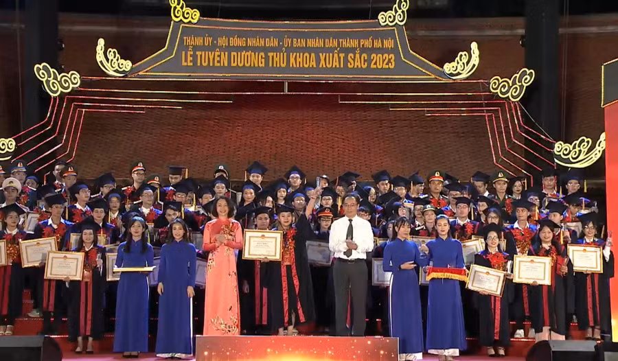 Thứ trưởng Bộ GD&ĐT Hoàng Minh Sơn và Phó Chủ tịch UBND TP Hà Nội Vũ Thu Hà trao bằng khen cho các thủ khoa. Thứ trưởng Bộ GD&ĐT Hoàng Minh Sơn và Phó Chủ tịch UBND TP Hà Nội Vũ Thu Hà trao bằng khen cho các thủ khoa.